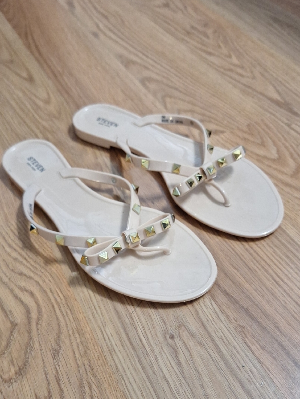 STEVEN New York Cream Studded Bow Jelly Sandals